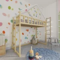 Łóżko domek na antresoli z drabinką z boku z białym daszkiem